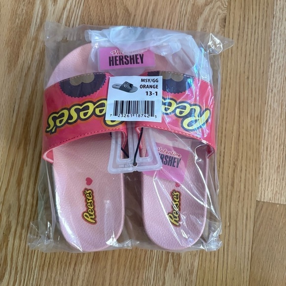 Reese's Peanut Butter Cup Pink Slide Sandals NEW 13/1 Hershey Park Sandals Heart - Picture 2 of 3